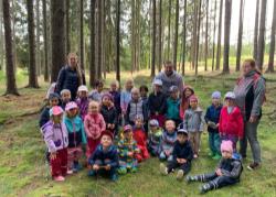 Im Wald mit den Kindergartenkindern unterwegs