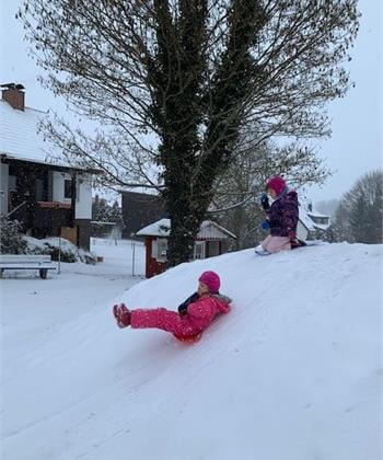 Kinder beim Toben im Schnee